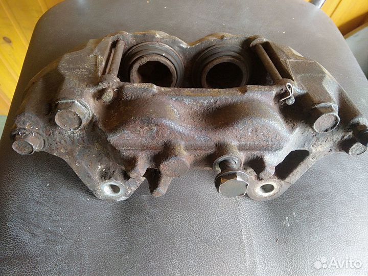 Передний тормозной суппорт Pajero 4 3.2D левый