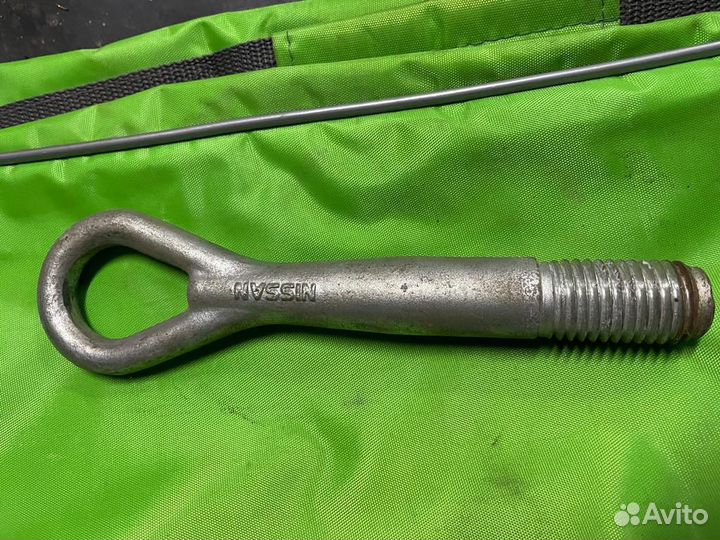 Буксировочный крюк Ниссан