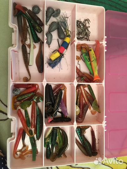 Коллекция крючков и рыбок