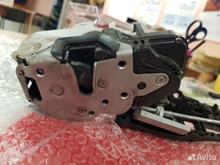 Замок двери передней прав. Opel Astra J рест. 2013