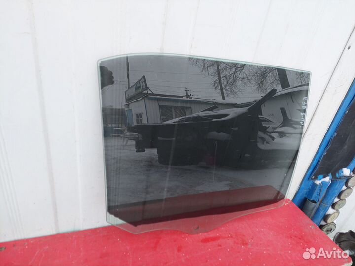 Стекло задней правой двери BMW E38