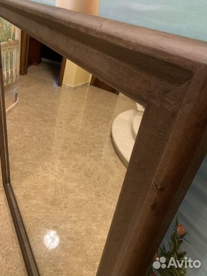 Зеркало в деревянной раме