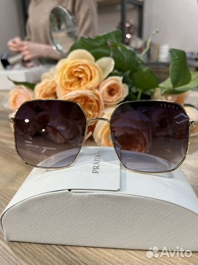 Очки солнцезащитные prada