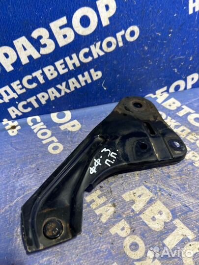 Правый кронштейн переднего подрамника Ford Focus 3