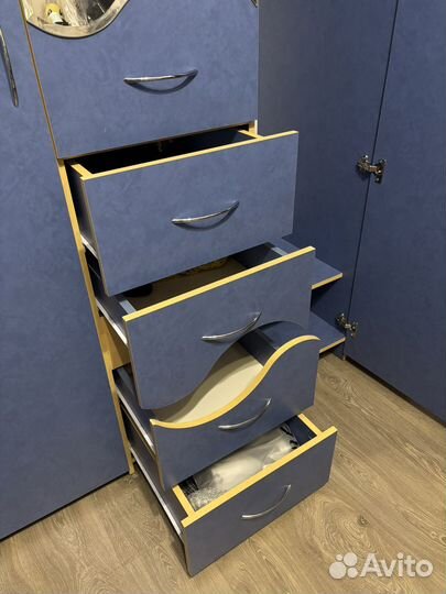 Шкаф с зеркалом в детскую комнату