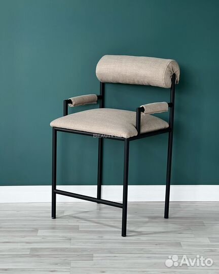 Полубарный стул
