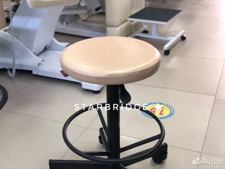 Стул мастера с опорой для ног
