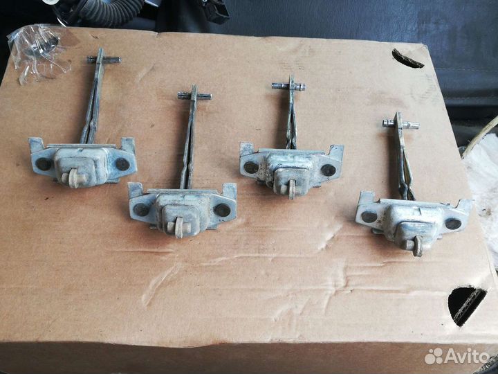 Ограничитель двери Мазда Демио 1