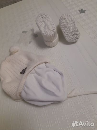 Шапочка на завязках и пинетки для новорождённого