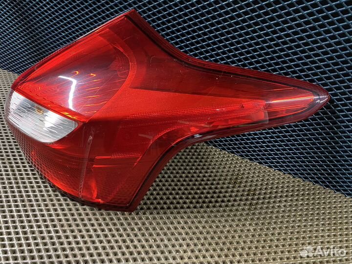 Фонарь правый Ford Focus 3 хэтчбек до рестайлинг