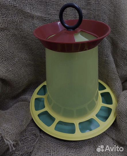 Поилки и кормушки для птиц