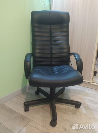 Офисное кресло руководителя
