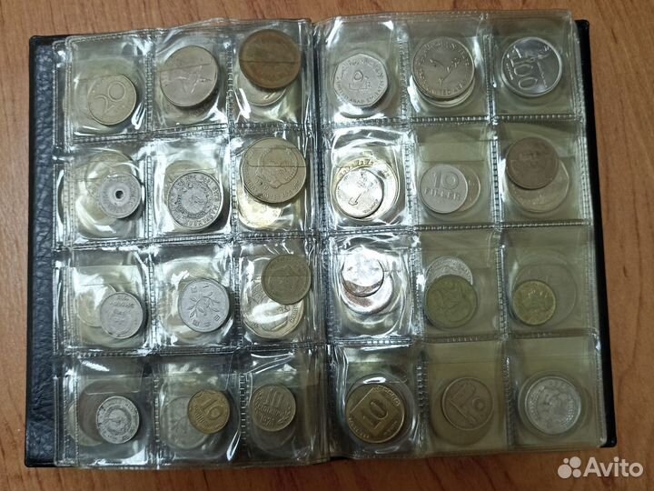 Монеты стран мира в альбоме 100шт
