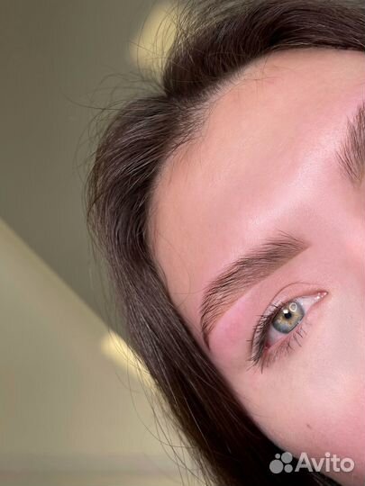 Модель на брови