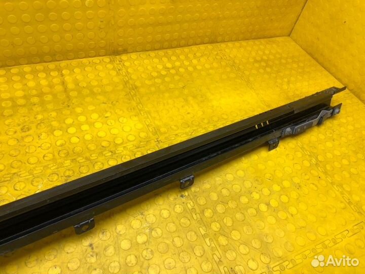 Кронштейн двери задний правый Peugeot Traveller