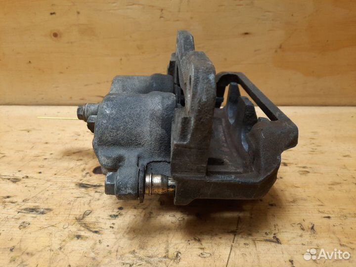 Суппорт передний правый Mitsubishi Galant EA3W