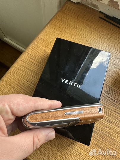 Vertu Ascent 2010