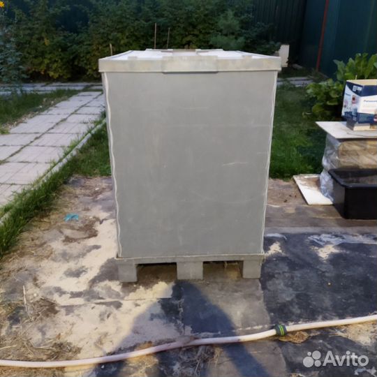 Пластиковый контейнер на европалете с крышкой