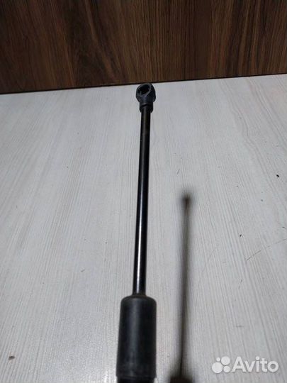 Амортизатор багажника Nissan Terrano