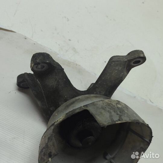 Кронштейн двигателя левый Audi A6 BDW 2004
