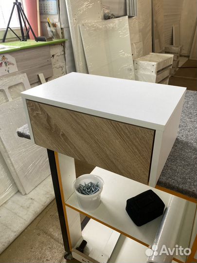 Подвесная тумбочка прикроватная белая