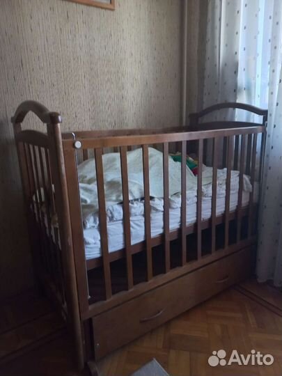 Детская кроватка с продольным маятником и ящиком