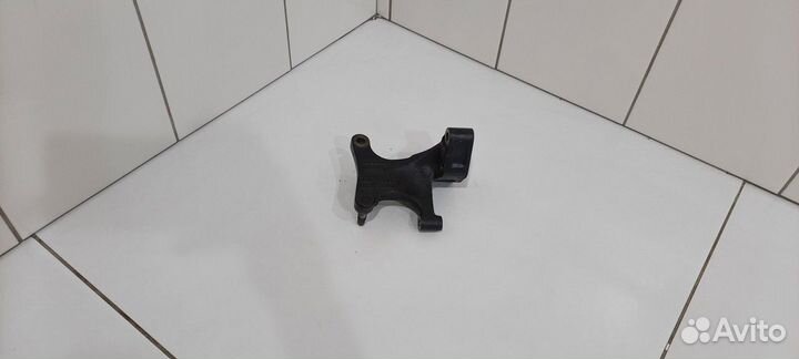 Кронштейн опоры двигателя (Nissan Primera)