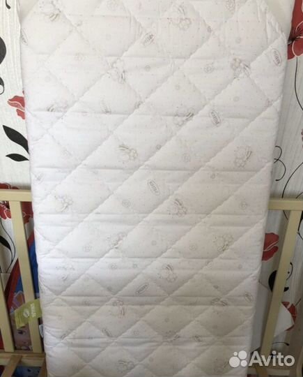 Детская кроватка с маятником