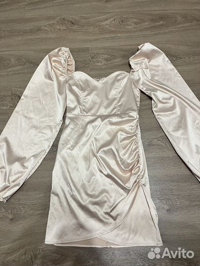 Бежевое платье