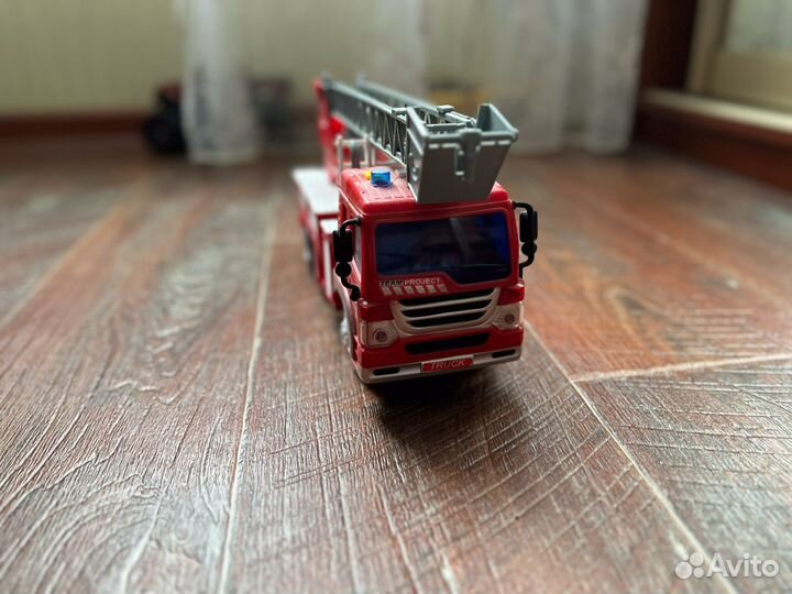 Машина пожарная со звукои и светом