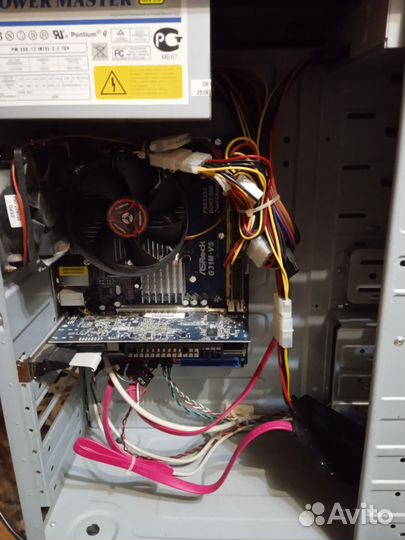 Игровой компьютер с монитором и клавиатурой