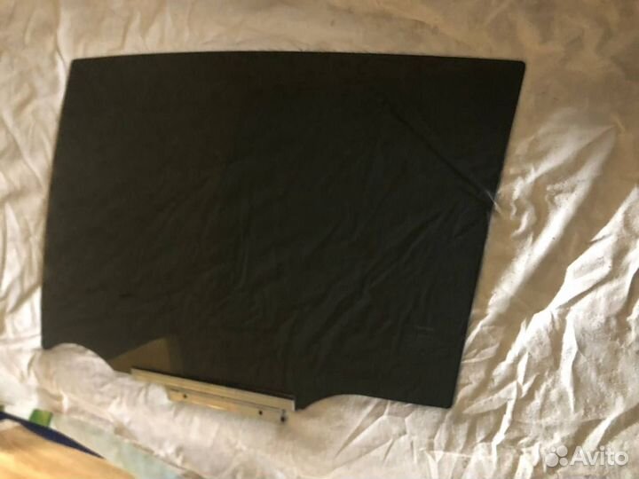 Продам заднее левое стекло на Toyota Rav 4 CA40