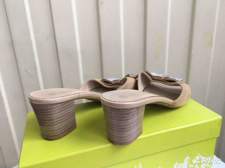 Босоножки бежевые со стразами