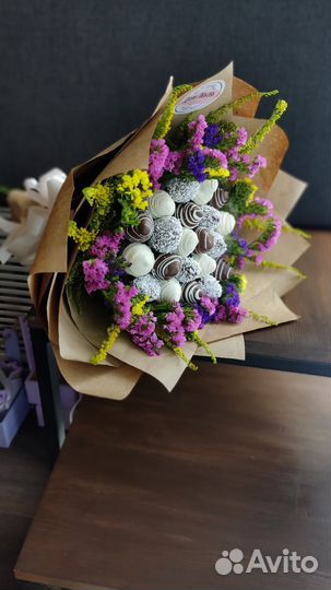 Полевой букет с клубникой