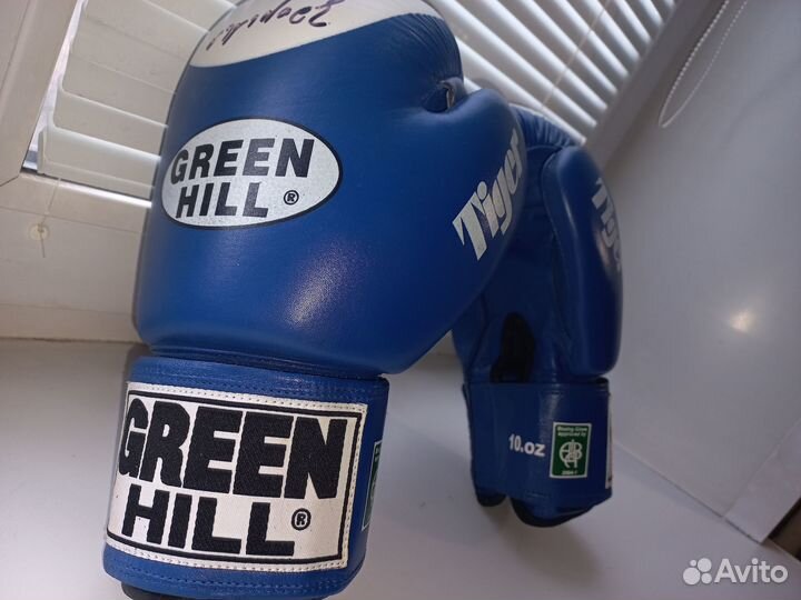 Боксерские перчатки с автографом О.Ч. Яновского В