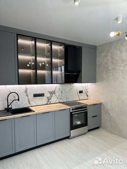 Кухня угловая на заказ с витриной