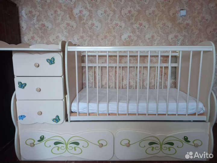 Детская кроватка с маятником 0+