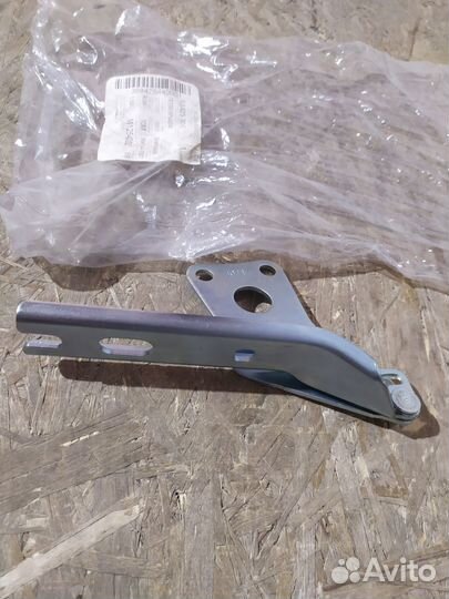 Петля капота Skoda Yeti 2009-2018