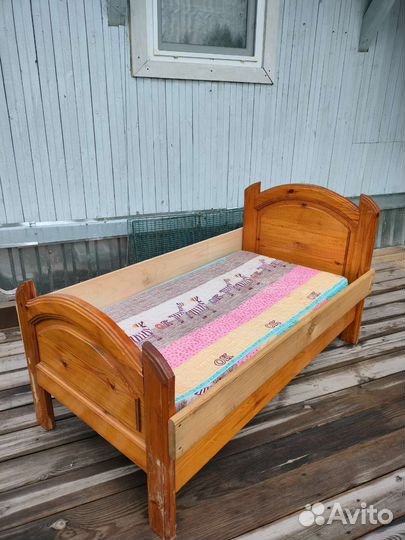 Кровать детская из массива
