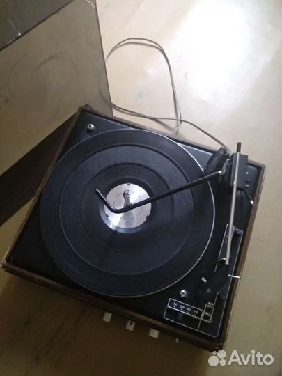 Проигрыватель винила tosca