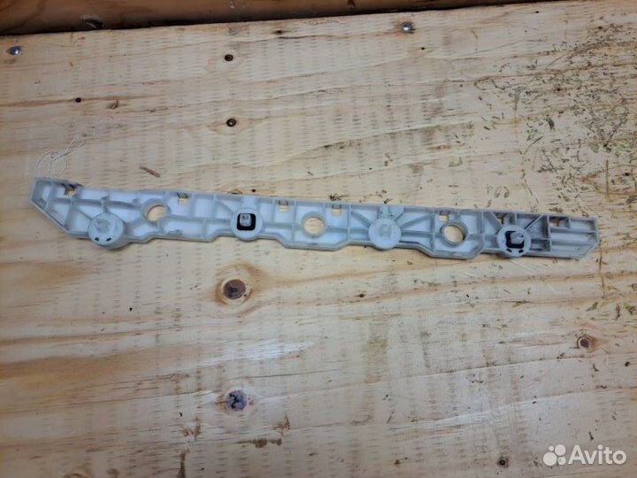 Клипса бампера задняя левая Nissan Elgrand TE52