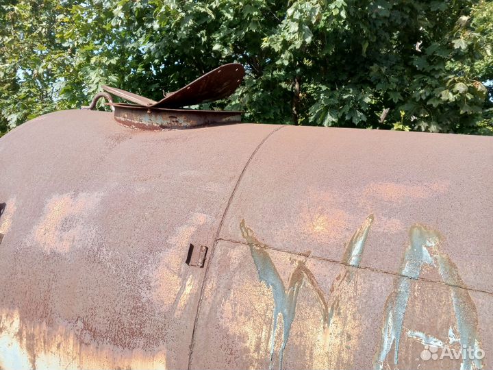 Бочка металлическая на колесах