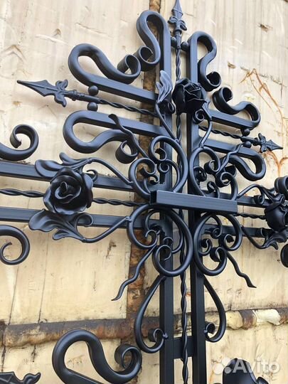 Кованый крест из металла