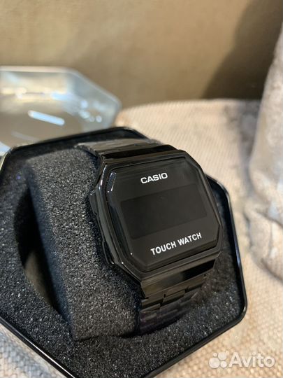 Часы Casio с сенсорным дисплеем