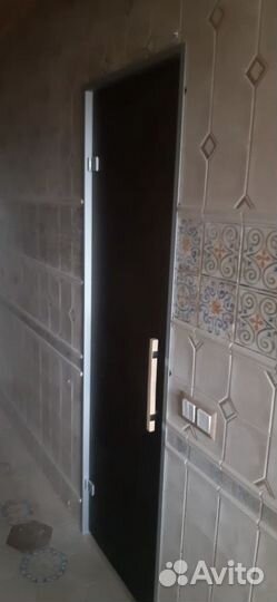 Стеклянная дверь 8-10 мм в алюминиевой коробке