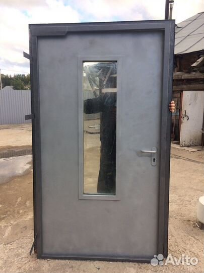 Дверь входная металлическая со стеклом не использ