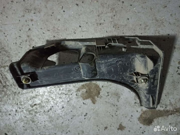 Накладка петли багажника задняя левая Toyota Land