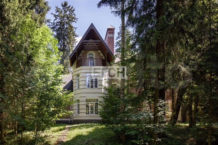 Дом 416 м² на участке 34 сот.