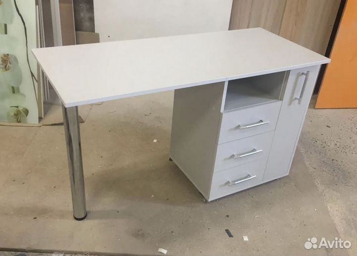 Маникюрный столик