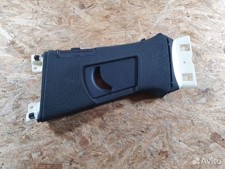 Обшивка центральной стойки правая верхняя Audi A8